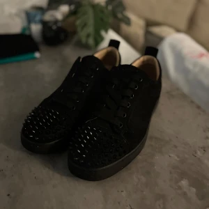 Svarta Louboutins med spikar - Säljer dom eftersom jag har vuxit ur dom. Dom är använda men dom funkar och sitter precis som nya. Dom är 1/1 och i storlek 41, Dustbag kommer med men tyvärr ingen box. Kvittot har jag råkat slarvat bort men ska försöka hitta den