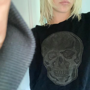 Sweatshirt  - Supercool sweatshirt med döskalle🤗