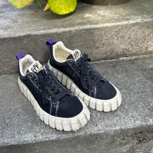 Svarta sneakers från Eytys - Säljer ett par svarta Odessa sneakers från Eytys. Köpta här på Plick och har använts sparsamt!! 