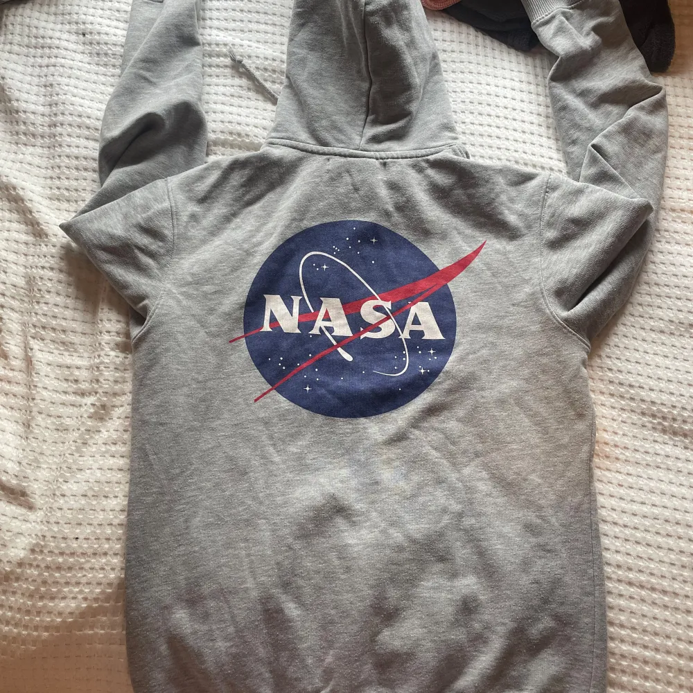 Grå nasa-hoodie från h&m. Bra skick, bara lite nopprig☺️. Hoodies.