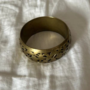 tjockt armband - Stor bangle, Guldigt armband, ungefär 3cm bred :) Köpt på ibiza år 2000-2005 