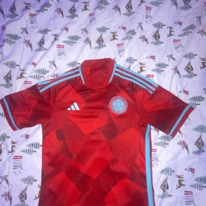 Colombia fotbollströja  - Helt ny använt kanske 3 ggr snygg kvalité ifrån adidas org pris 750