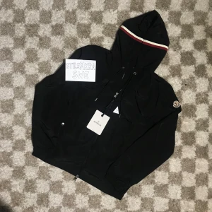 Moncler Grimpeurs windbreaker  -  Snygg Moncler Grimpeurs jacka i nyskick som tyvärr inte kom till någon användning. Inga defekter eller skador på jackan och. Har kvar tagse och de följer med. Stl: 2/M——| Dma vid intresse