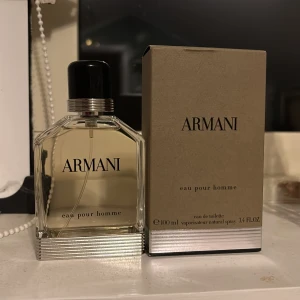 Armani Eau Pour Homme Eau de Toilette - Ett sprut och den var verkligen inte för mig. Helt ny, använd 1 gång. Förpackning medföljer. Inte så kinkig med pris. 100ml