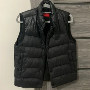 Sommarväst Äkta! Pris 1900 kronor - Knappt använd, fräsch o stilren samt äkta! I nytt skick och pris kan diskuteras