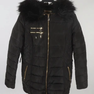 Svart dunjacka med fuskpäls från Roco Baroco - Snygg svart dunjacka från Roco Baroco med fuskpäls på kragen och leopardmönstrat foder. Jackan har dragkedja och praktiska fickor med gulddetaljer. Perfekt för kyliga dagar!