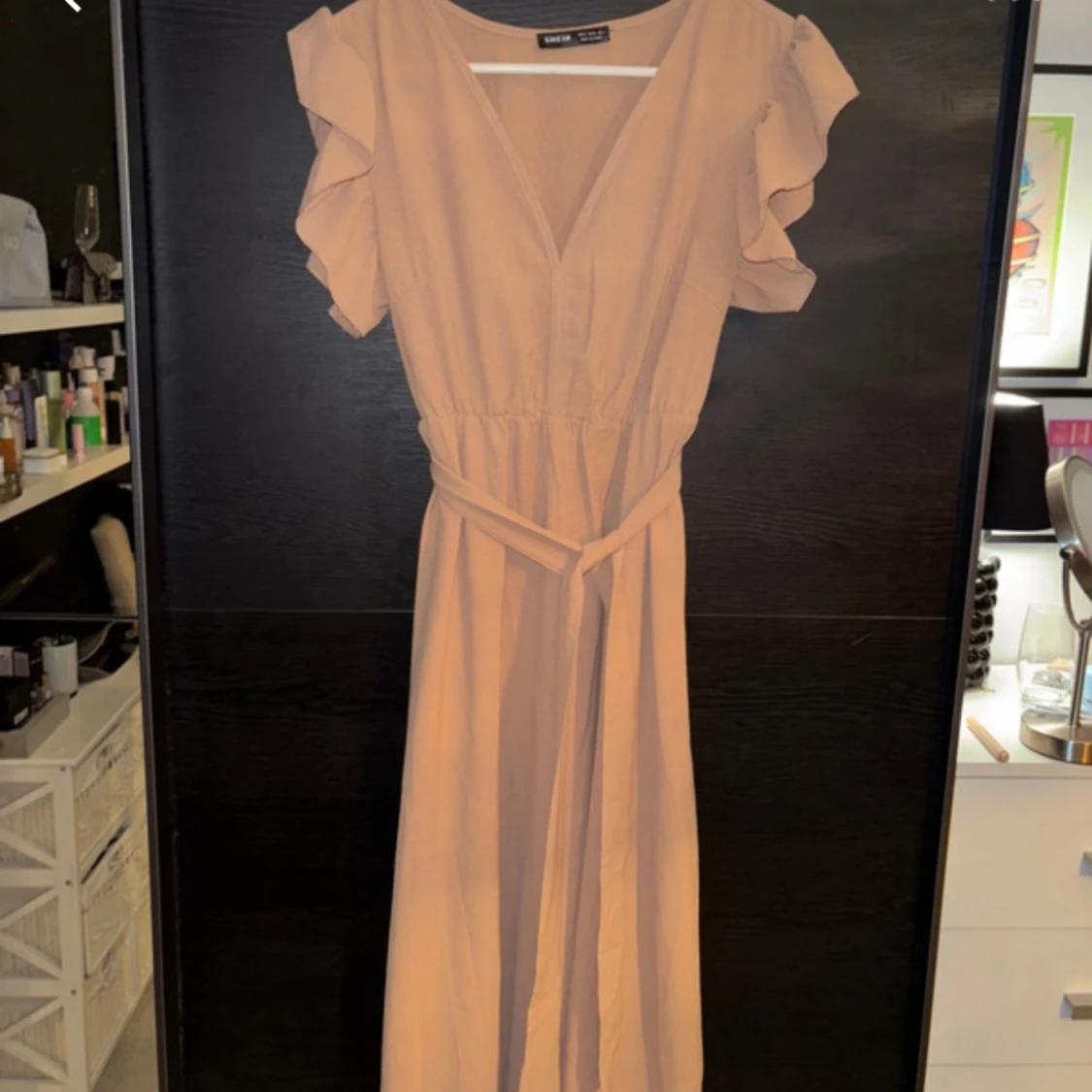 Beige långklänning med volangdetaljer