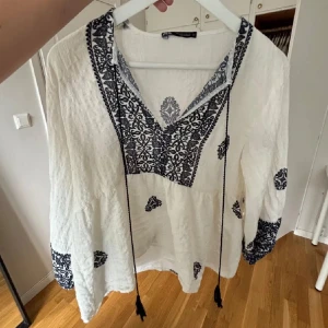 Blus från Zara - Jättefint skick! Inga tecken på användning 💕