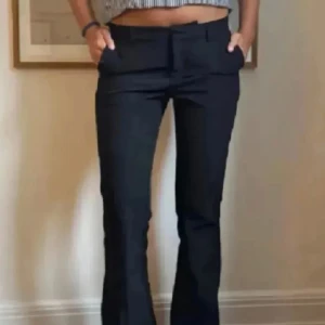 Svarta kostymbyxor med slits  - Säljer dom populära kostymbyxorna från Bikbok med slits, jättefint skick!! Pris kan diskuteras Storlek:36💗🫶🏼 