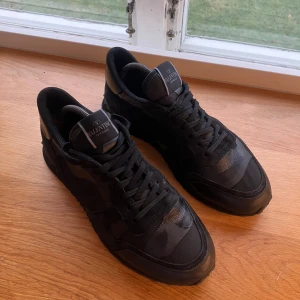 Valentino rockrunners - Valentino rockrunners skor | Perfect skick | passar dig som har 42-43 |Valentino kort ingår| |fraktas språrbart genom PostNord eller Instabox| Skriv vid frågor eller funderingar 