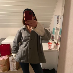 Jacka - LÄS!💗  Jättefin jacka i 100% bomull!🎀🎀 I storlek XL, men funkar bra som en oversized modell på mig som vanligtvis bär XS!🌟 Vid frågor är det bara att höra av sig💌