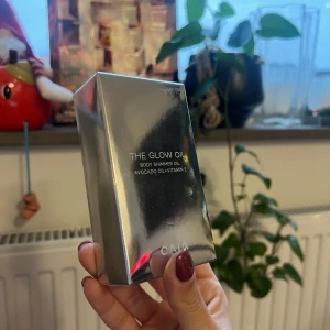The Glow Oil från CAIA - The Glow Oil är en kroppsolja med skimmer från CAIA, berikad med avokadoolja och vitamin E. Den ger huden ett härligt glow! Helt orörd och OÖPPNAD. 200kr exkl frakt.
