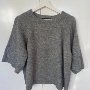 Stickad kortärmad tröja - Stickad kortärmad tröja från lager 157, grå🩶 storlek S🤗