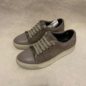 Beige Lanvin - Tja! Säljer nu dessa Lanvins i beige mocka. Endast skorna tillkommmer. Storlek: uk 6/ 41. Skick: 7/10, har slitningar i insida häl(bild 4 och 5) utöver det är de i väldigt bra skick. Nypris: 4500kr. Kontakta mig för fler bilder eller info!