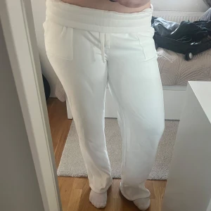 Vita mjukisbyxor - Säljer ett par vita mjukisbyxor med normal passform. Byxorna har en bred resår i midjan och praktiska fickor framtill. Perfekta för en avslappnad stil.