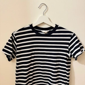 Randig t-shirt - T-shirt från hm. Bra skick. Skriv för fler bilder.