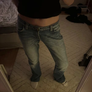 Blå jeans från Lee - Säljer dessa märkes jeansen från Lee, bootcut och lågmidjade! Ganska använda med fortfarande i bra skick förutom en slitning vid båda benen där nere då jag trampat sönder dom då de är lite för långa för mig som är 165 (se sista bilden, går att sy upp har bara inte gjort det) har sytt in dom lite slarvigt i midjan (se bild 4)  Passar ganska bra på mig som brukar ha xs-s bara lite för stora! 💘  Så fina vintage jeans! Tveka inte att skriva vid frågor!😇