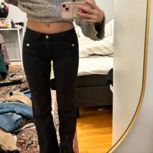 Lågmidjade jeans - Populära helt slutsålda lågmidjade jeans från H&M. Storlek 32 men kan passa 34 också!