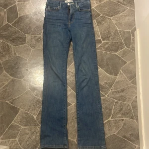 Blå jeans från Zara - Snygga blå jeans från Zara med hög midja och bootcut-stil. Perfekta för en avslappnad look. Tillverkade i ett klassiskt jeansmaterial som ger en tidlös känsla. Tighta och stretchiga