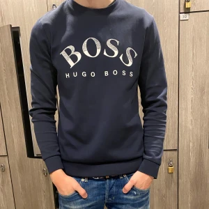 Hugo Boss tröja - Hugo Boss tröja i storlek S. Modellen är ish 180cm. Mycket fint skick. Nypris över 1000kr