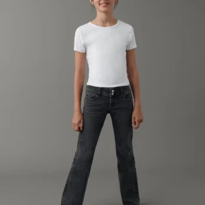 Svarta bootcut jeans - Snygga svarta bootcut jeans med låg midja och knappar bak. Skriv för mer bilder 💕 (storlek 158) priset kan diskuteras !!! (Har en liten slitning ungefär vid grenen)
