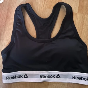 Svart träningstopp från Reebok! - Svart träningsstopp från Reebok i storlek S. Oanvänd! 