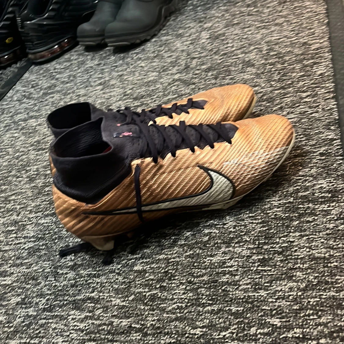 Nike fotbollsskor i guld och svart - 90