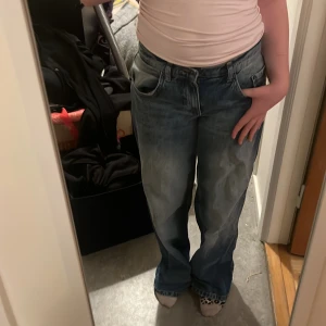 Blå jeans från Subdued - Säljer ett par blå jeans som är baggy och låg midja. De har en klassisk femficksdesign och en avslappnad stil. Perfekta för en casual look🎀Passar om man har 38 i jeans🤗köpte jeansen för 800 kr. Priset kan diskuteras!