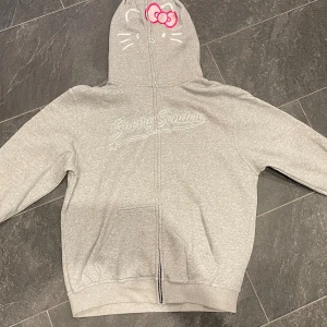 Hello Kitty hoodie - Hello kitty zip up den är storlek xl men sitter som en xxl. Priset är hugget i sten 