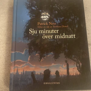 Sju minuter över midnatt - Boken 'Sju minuter över midnatt' av Patrick Ness, baserad på en idé av Siobhan Dowd, handlar om trettonårige Conor som vaknar av en mardröm. En natt dyker ett monster upp och berättar tre historier för Conor. En gripande berättelse om mod och sanning, med illustrationer av Jim Kay.