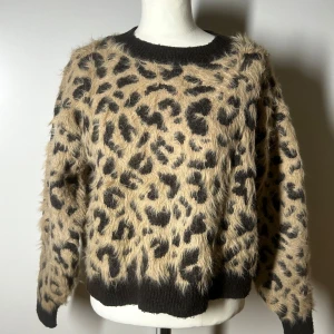 Stickad leopard tröja h&m  - Populär stickad leopard tröja från h&m. Fint skick. Storleksettiketten är avklippt men den passar xs-s. Köp sker via köp nu, jag postar inom 24h. Kvar tills markerad såld 