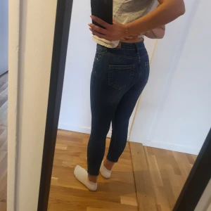 Blåa skinny jeans från Only - Säljer ett par snygga stretchiga blåa skinny jeans från Only. Köpta från Zalando för 399kr endast använda 1 gång!! De är mid till low waist och har en klassisk femficksdesign. Stl. XS Längd 30. Perfekt för en stilren look. 