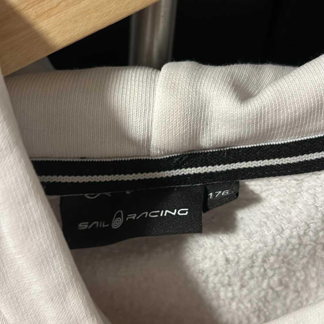 Vit hoodie från Sail Racing - 90