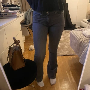 Grå jeans från ONLY - Snygga grå jeans från ONLY i storlek S och längd 32. Använt en gång och ser ut som nya. 