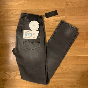 Helt nya grå Replay jeans - HELT NYA grå jeans från Replay med en schysst tvätt. Modell anbass i storlek 28/34. Nypris: 1899kr ✅Hör av er vid frågor