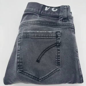 DONDUP GEORGE JEANS  - - Dondup George jeans - storlek 31, benlängd: 100cm, midjemått: 37cm - Nypris runt 4000 - Kontakta för fler frågor eller funderingar // Deluxecloset 