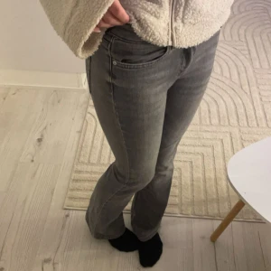 Säljer mina gråa jeans från only. - Snygga grå jeans. Köpte dessa jeans men märkte sedan att jag aldrig använde de.  Jeansen är bara använda ett par fåtals gånger.