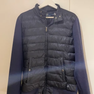 Ralph lauren cardigan - Säljer nu denna snygga cardigan ifrån ralph lauren. Den är använd max 6 gånger och är köpt för 1 år sedan. Säljer denna jacka för jag ej tycker den passar min stil.