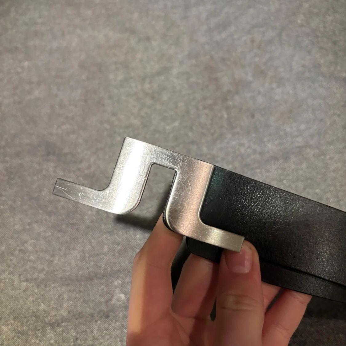 Svart skärp med silverfärgat spänne från j lonberg - 91