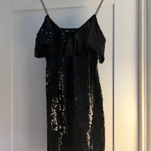 Svart paljettklänning från Zara - Glittrig Nyårsklänning från Zara i storlek S!!😍