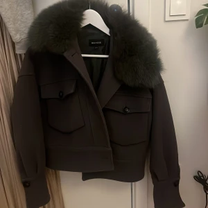 Meotine jacka  - Hej, säljer en grå meotine jacka i bra skick, förutom att sista knappen längst ner är borta vilket dock väldigt enkelt går att fixa med en ny knapp. Är i storlek xs/s. Kan mötas upp i stockholm. Skriv för flera bilder/frågor💕💕
