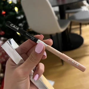 CAIA duo-penna eyeliner/kajal - Krämig duo-penna svart och i beige. Svarta kan användas som både kajal och eyeliner och beiga som kajal. Helt orörd o oanvänd. 150kr men kan diskutera pris