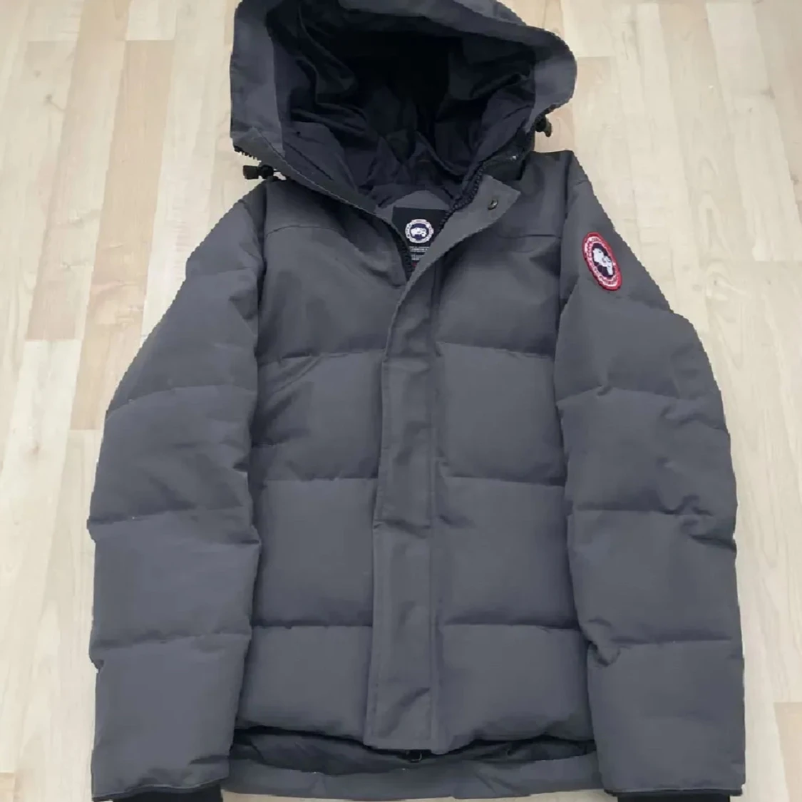 Grå dunjacka från Canada Goose