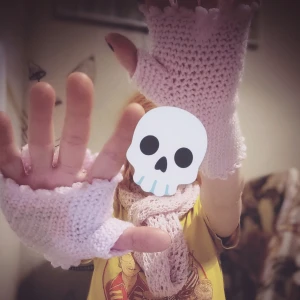 Rosa virkade fingerlösa vantar & halsduk - Säljer ett par söta rosa virkade fingerlösa vantar med tillhörande halsduk. De har en fin kantdetalj och är perfekta för att hålla händerna varma medan du fortfarande kan använda fingrarna. Perfekt accessoar för kyliga dagar!