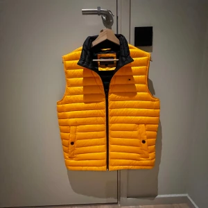 Tommy Hilfiger väst - Tjenare! säljer denna feta Tommy Hilfiger Väst, Skick 9/10 Storlek S fast passar absolut XS! Priset är inte spickat, skriv vid minsta lilla fråga!👍🏼