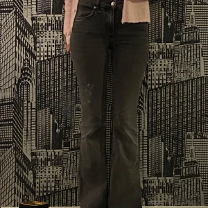 Svarta bootcut jeans - Mörk gråa/ svarta  bootcut jeans. Använda max 1-2 ggr!