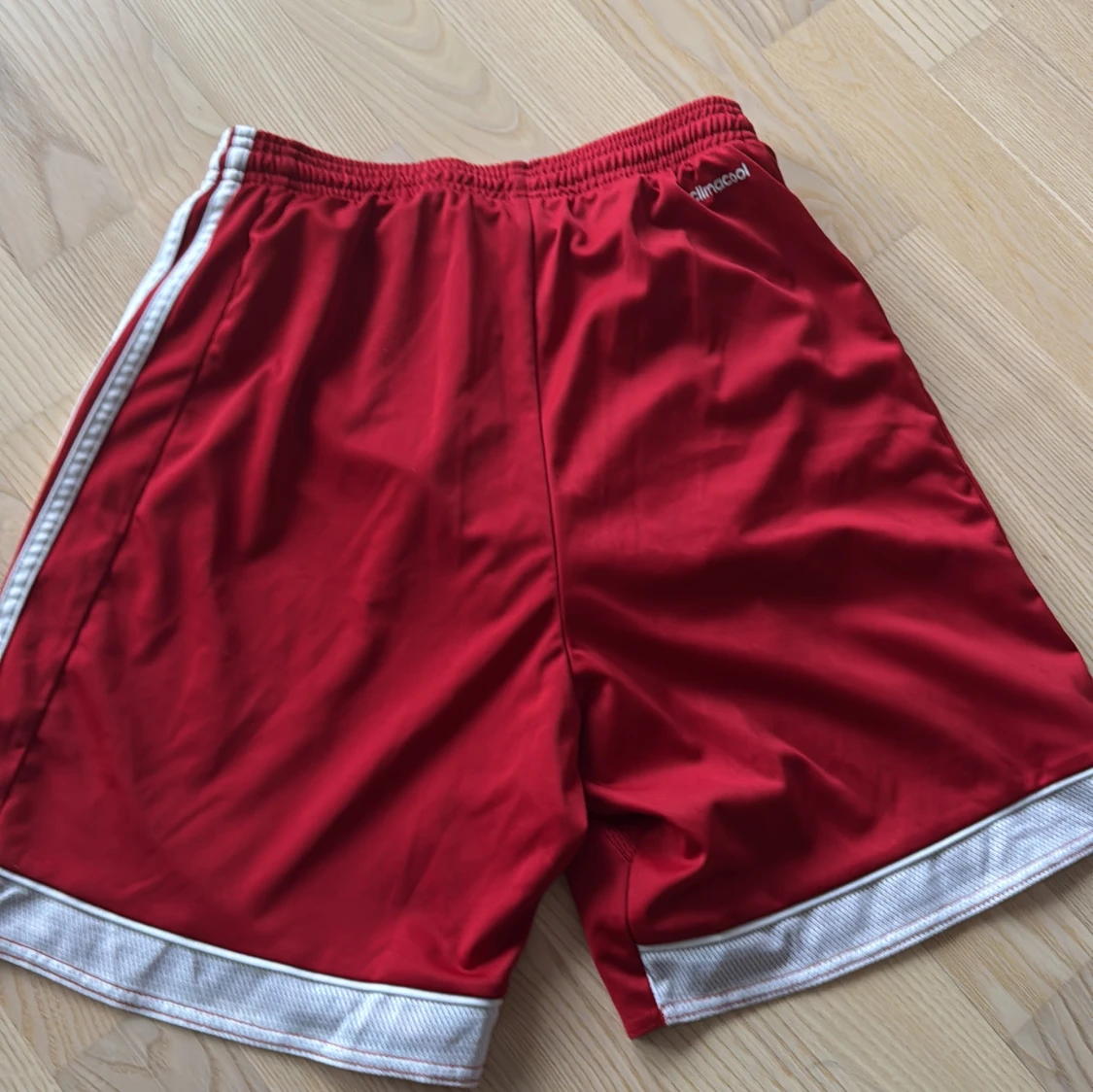 Röda shorts från Adidas - 92