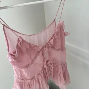 Rosa zara volangtopp  - Söt populär slutsåld rosa topp med volanger och knytband framtill. Tunna axelband och volangdetaljer. Perfekt för vardag eller fest 🩷🩷