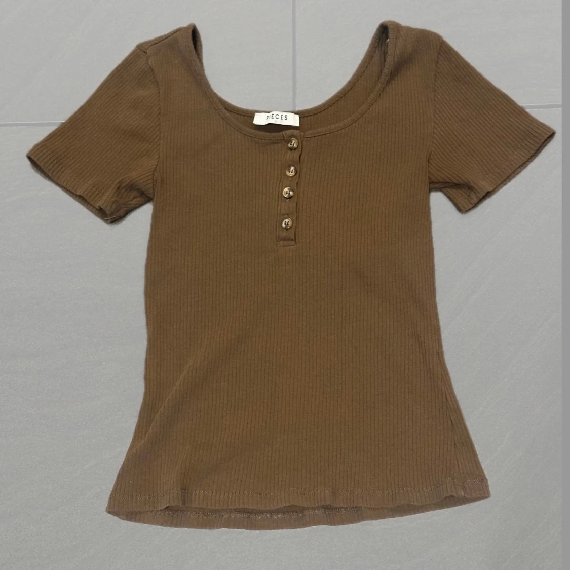 Khaki ribbad topp från Pieces