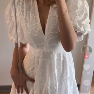 Vit klänning med puffärmar - Säljer nu min älskade slutsålda studentklänning som bara använts en gång från Zara i storlek S. Den är knappt använd och verkligen så fin med sina detaljer och puffärmar. PEFEKT STUDENTKLÄNNING!🥂🎉💖😇